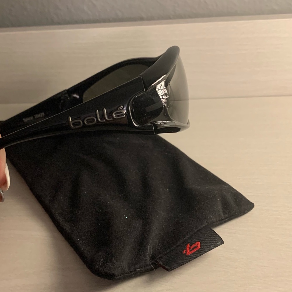 These bolle’ spiral wrap around sunglasses are perfect to complete any look!